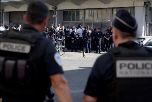 Police officers take part in a security operation in the Capucins neighbourhood, an area long plagued by drug trafficking where the new mayor has pledged reinforced policing as part of his security plan, in Bordeaux, southwestern France, on April 27, 2026. (Photo by ROMAIN PERROCHEAU / AFP)