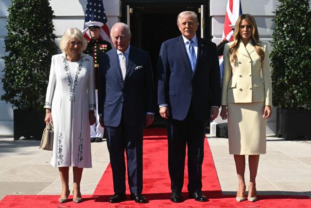 US President Donald Trump (C/R) and First Lady Melania Trump (R) pose for photos with Britain's King Charles III (C/L) and Britain's Queen Camilla upon arrival at the South Portico of the White House in Washington, DC, on April 27, 2026. (Photo by SAUL LOEB / AFP)