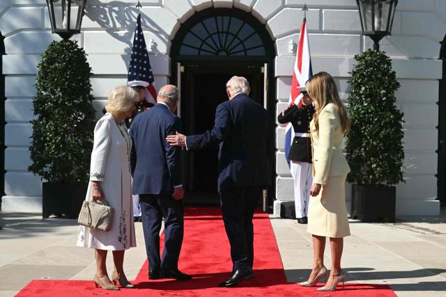 US President Donald Trump (C/R) and First Lady Melania Trump (R) greet Britain's King Charles III (C/L) and Britain's Queen Camilla upon arrival at the South Portico of the White House in Washington, DC, on April 27, 2026. (Photo by SAUL LOEB / AFP)