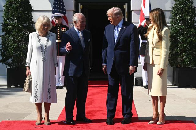 US President Donald Trump (C/R) and First Lady Melania Trump (R) greet Britain's King Charles III (C/L) and Britain's Queen Camilla upon arrival at the South Portico of the White House in Washington, DC, on April 27, 2026. (Photo by SAUL LOEB / AFP)
