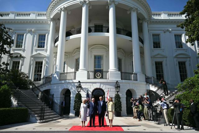 US President Donald Trump (C/R) and First Lady Melania Trump (R) greet Britain's King Charles III (C/L) and Britain's Queen Camilla upon arrival at the South Portico of the White House in Washington, DC, on April 27, 2026. (Photo by SAUL LOEB / AFP)