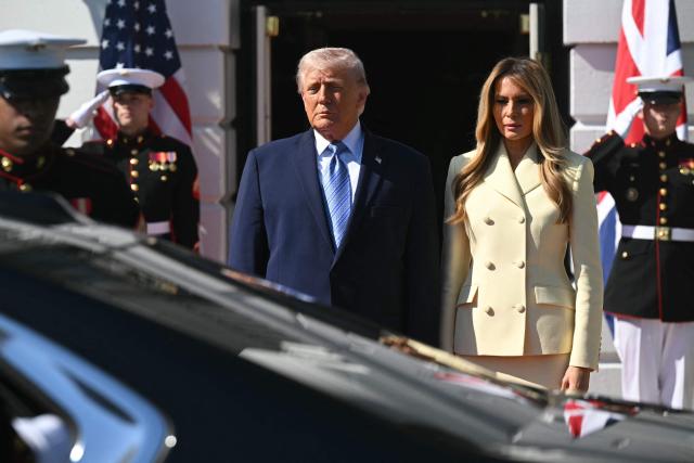 US President Donald Trump and First Lady Melania Trump (R) watch as Britain's King Charles III and Britain's Queen Camilla arrive at the South Portico of the White House in Washington, DC, on April 27, 2026. (Photo by SAUL LOEB / AFP)