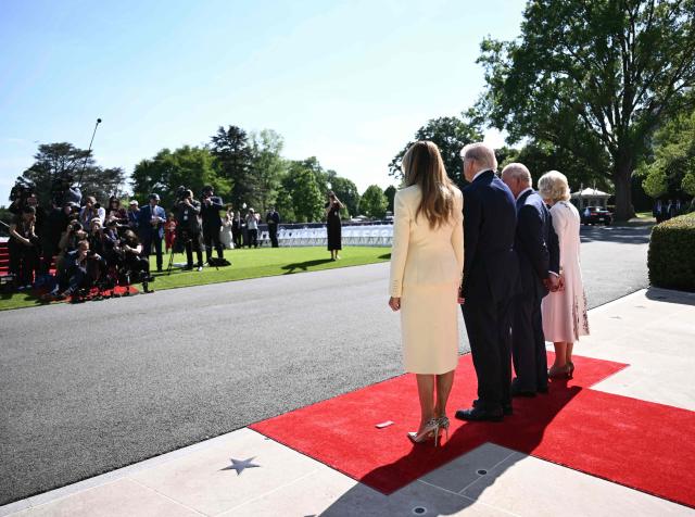 US President Donald Trump (C/L) and First Lady Melania Trump (L) pose for photos with Britain's King Charles III (C/R) and Britain's Queen Camilla upon their arrival at the South Portico of the White House in Washington, DC, on April 27, 2026. (Photo by Brendan SMIALOWSKI / AFP)