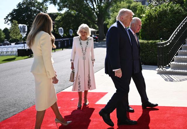 US President Donald Trump (C/R) and First Lady Melania Trump (L) greet Britain's King Charles III (R) and Britain's Queen Camilla upon their arrival at the South Portico of the White House in Washington, DC, on April 27, 2026. (Photo by Brendan SMIALOWSKI / AFP)