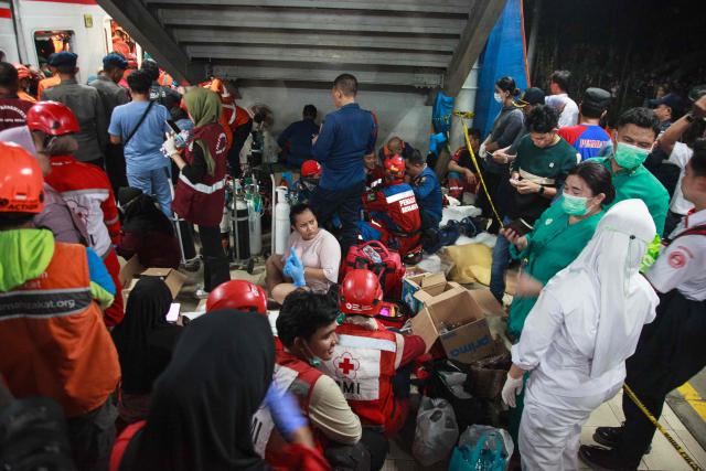 Medical staff and rescue workers prepare on a platform next to a train collision site after a passenger train locomotive pierced through the rear car of a commuter train at Bekasi Timur station in Bekasi, West Java on April 28, 2026. (Photo by Aditya Irawan / AFP)