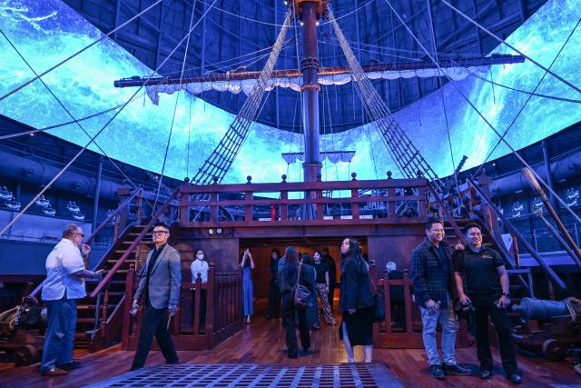This photo taken on April 23, 2026 shows people visiting the Galeon Espiritu Santo, a full-scale representation of a 17th century galleon, on display at the Museo del Galeon in Manila. A full-size replica of a Spanish galleon stares out into Manila Bay, the centrepiece of a museum that will transport visitors back to the 17th century, when conscripted Philippine mariners birthed the era of globalisation. (Photo by Jam STA ROSA / AFP) / To go with AFP story Philippines-history-culture-Spain-shipping, FOCUS by Cecil MORELLA