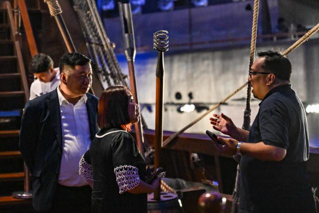 This photo taken on April 23, 2026 shows people visiting the Galeon Espiritu Santo, a full-scale representation of a 17th century galleon, on display at the Museo del Galeon in Manila. A full-size replica of a Spanish galleon stares out into Manila Bay, the centrepiece of a museum that will transport visitors back to the 17th century, when conscripted Philippine mariners birthed the era of globalisation. (Photo by Jam STA ROSA / AFP) / To go with AFP story Philippines-history-culture-Spain-shipping, FOCUS by Cecil MORELLA