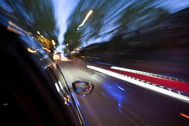 An image taken from the window of a Metropolitan Police interceptor vehicle travelling at speed towards the scene of a mobile phone theft in central London April 25, 2026. London's police force has invested heavily in clamping down on the phenomenon which has led the metropolis to be dubbed Europe's phone theft capital. (Photo by Ben STANSALL / AFP) / TO GO WITH Britain-police-theft-crime,REPORTAGE by Kimberley MANNION