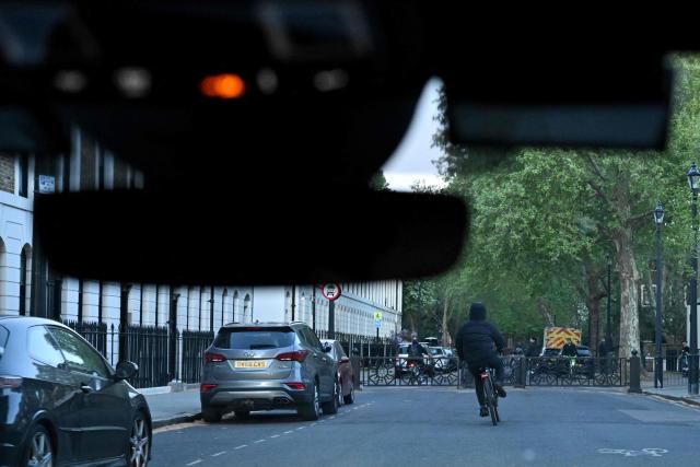 A suspect on an electric bicycle is seen from a Metropolitan Police interceptor vehicle during a patrol in central London on April 25, 2026. London's police force has invested heavily in clamping down on the phenomenon which has led the metropolis to be dubbed Europe's phone theft capital. (Photo by Ben STANSALL / AFP) / TO GO WITH Britain-police-theft-crime,REPORTAGE by Kimberley MANNION