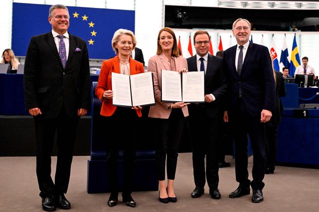 (From L to R) EU Commissioner for Trade and Economic Security Maros Sefcovic, European Commission President Ursula von der Leyen,  European Parliament President Roberta Metsola, German MEP and rapporteur Sven Simon and German MEP Bernd Lange pose after the signature of a framework agreement governing relations between EP and EC, in the auditorium of the European Parliament in Strasbourg, north eastern France, on April 28, 2026. (Photo by Jean-Christophe VERHAEGEN / AFP)