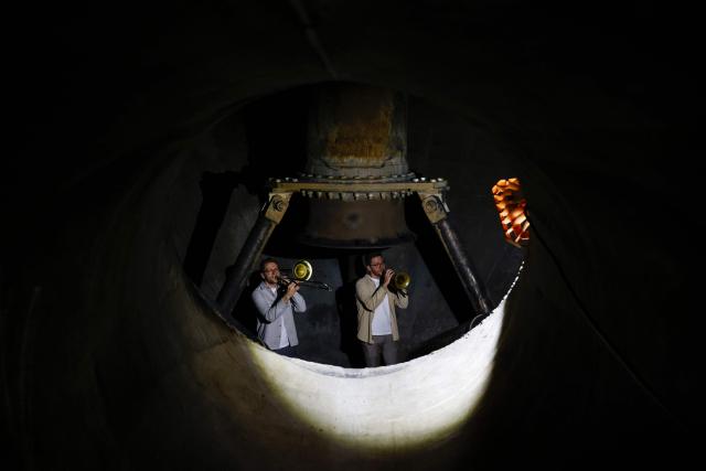 Brass musicians play music in an empty and cleaned anaerobic digester of the wastewater treatment plant "Gut Großlappen" during a press visit of the venue in Munich Freimann, Bavaria, southern Germany, on April 28, 2026. (Photo by Michaela STACHE / AFP)