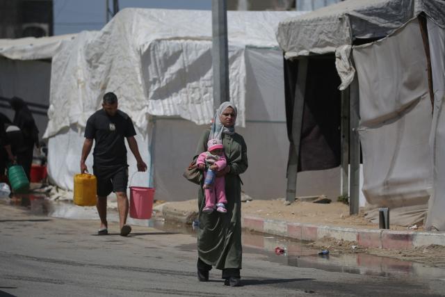 People fetch drinking water at the Bureij camp for Palestinian refugees in the central Gaza Strip on April 28, 2026. The majority of Gaza's 2.4 million people have been displaced, often multiple times, by the war that began with Hamas's attack on southern Israel on October 7, 2023. With displaced families living in tented camps, with serious concerns raised about their living conditions. (Photo by Eyad Baba / AFP)