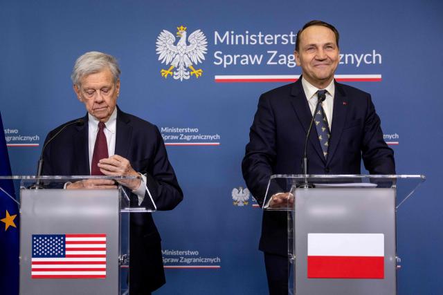 Polish Foreign Minister Radoslaw Sikorski (R) speaks as the US President's Special Envoy for Belarus John Cole listens as they address a press conference at the ministry building in Warsaw on April 28, 2026, after an exchange of prisoners. Poland on April 28 released a jailed Russian archaeologist, who was wanted by Ukraine, as part of a multi-country swap deal that also saw a Polish journalist freed from a Belarusian jail. (Photo by Wojtek RADWANSKI / AFP)