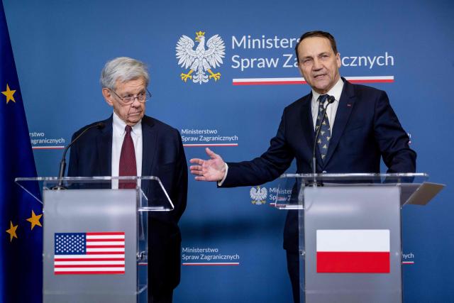 Polish Foreign Minister Radoslaw Sikorski (R) gestures as the US President's Special Envoy for Belarus John Cole listens as they address a press conference at the ministry building in Warsaw on April 28, 2026, after an exchange of prisoners. Poland on April 28 released a jailed Russian archaeologist, who was wanted by Ukraine, as part of a multi-country swap deal that also saw a Polish journalist freed from a Belarusian jail. (Photo by Wojtek RADWANSKI / AFP)