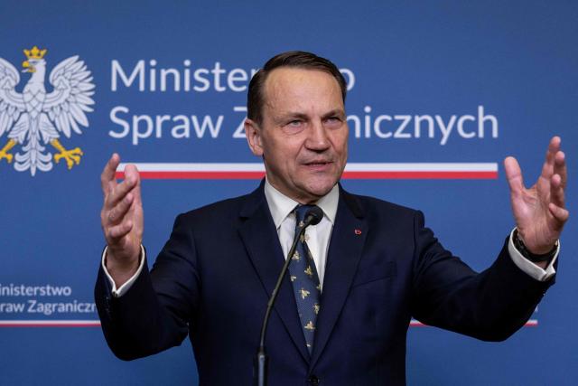 Polish Foreign Minister Radoslaw Sikorski gestures during a press conference with the US President's Special Envoy for Belarus (not in picture) at the ministry building in Warsaw on April 28, 2026, after an exchange of prisoners. Poland on April 28 released a jailed Russian archaeologist, who was wanted by Ukraine, as part of a multi-country swap deal that also saw a Polish journalist freed from a Belarusian jail. (Photo by Wojtek RADWANSKI / AFP)