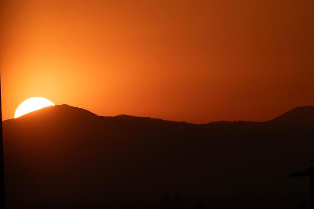 The sun rises behind mountains at dawn in Mexico City on April 28, 2026, as the meteorological service reports a heatwave expected to affect at least 27 states, with temperatures reaching up to 45 degrees Celsius in the northern state of Sonora (Photo by Yuri CORTEZ / AFP)
