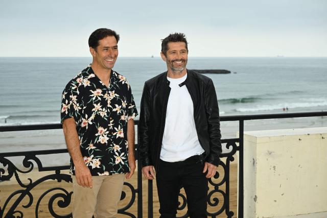 French former football player Bixente Lizarazu (R) and his brother former surfer Peyo Lizarazu pose during a photocall ahead of the presentation of the Chanel Cruise 2026/2027 collection in Biarritz on April 28, 2026. (Photo by GAIZKA IROZ / AFP)