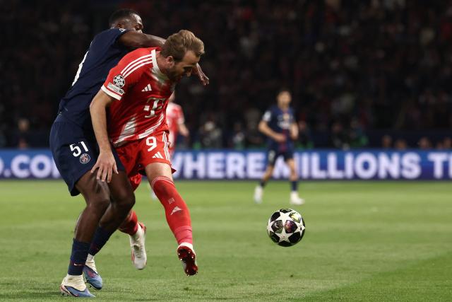 Paris Saint-Germain's Ecuadorian defender #51 Willian Pacho fights for the ball Bayern Munich's English forward #09 Harry Kane during the UEFA Champions League semi-final first leg football match between Paris Saint-Germain (PSG) and Bayern Munich at the Parc des Princes in Paris on April 28, 2026. (Photo by FRANCK FIFE / AFP)