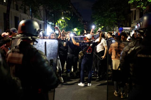 Paris Saint-Germain's supporters celebrate their team's victory after the UEFA Champions League semi-final first leg football match between Paris Saint-Germain (PSG) and Bayern Munich, outside the Parc des Princes in Paris on April 28, 2026. (Photo by SIMON WOHLFAHRT / AFP)
