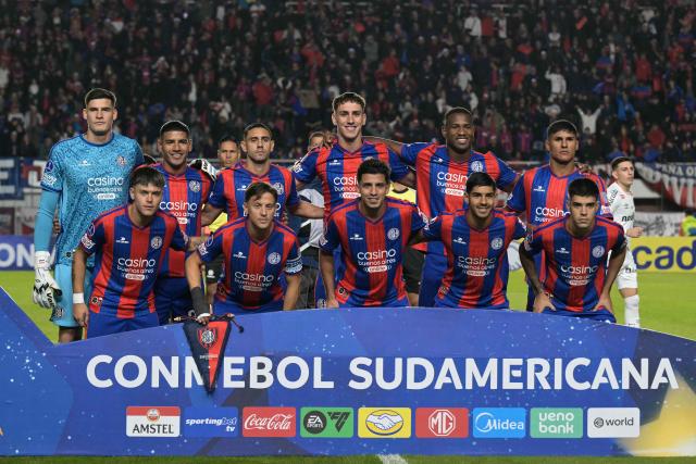 San Lorenzo players pose for a team photo ahead of the Copa Sudamericana group stage football match between Argentina's San Lorenzo and Brazil's Santos at the Pedro Bidegain stadium in Buenos Aires on April 28, 2026. (Photo by JUAN MABROMATA / AFP)