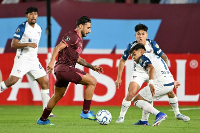 Lanus' midfielder #11 Eduardo Salvio and Liga de Quito's Paraguayan forward #7 Rodney Redes fight for the ball during the Copa Libertadores group stage football match between Argentina's Lanus and Ecuador's Liga de Quito at the Ciudad de Lanus stadium in Lanus, Buenos Aires province, Argentina on April 28, 2026. (Photo by Luis ROBAYO / AFP)