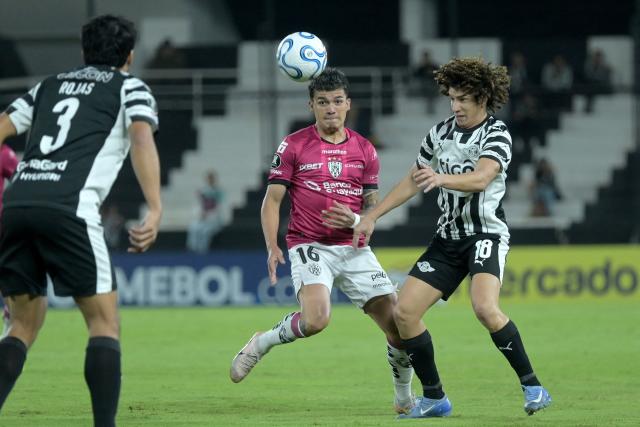 Independiente del Valle's midfielder #16 Ronald Briones and Libertad's forward #18 Ivan Franco fight for the ball during the Copa Libertadores group stage football match between Paraguay's Libertad and Ecuador's Independiente del Valle at the La Huerta stadium in Asuncion on April 28, 2026. (Photo by DANIEL DUARTE / AFP)