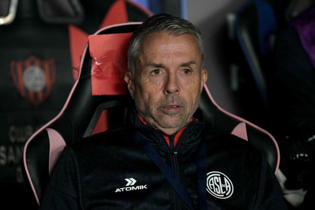 San Lorenzo's head coach Gustavo Alvarez looks on ahead of the Copa Sudamericana group stage football match between Argentina's San Lorenzo and Brazil's Santos at the Pedro Bidegain stadium in Buenos Aires on April 28, 2026. (Photo by JUAN MABROMATA / AFP)