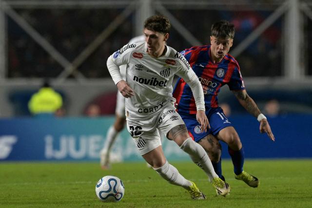 Santos' Argentine midfielder #32 Benjamin Rollheiser (L) and San Lorenzo's forward #11 Matias Reali fight for the ball during the Copa Sudamericana group stage football match between Argentina's San Lorenzo and Brazil's Santos at the Pedro Bidegain stadium in Buenos Aires on April 28, 2026. (Photo by JUAN MABROMATA / AFP)