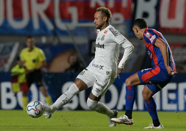 Santos' forward #10 Neymar and San Lorenzo's midfielder #08 Manuel Insaurralde fight for the ball during the Copa Sudamericana group stage football match between Argentina's San Lorenzo and Brazil's Santos at the Pedro Bidegain stadium in Buenos Aires on April 28, 2026. (Photo by JUAN MABROMATA / AFP)