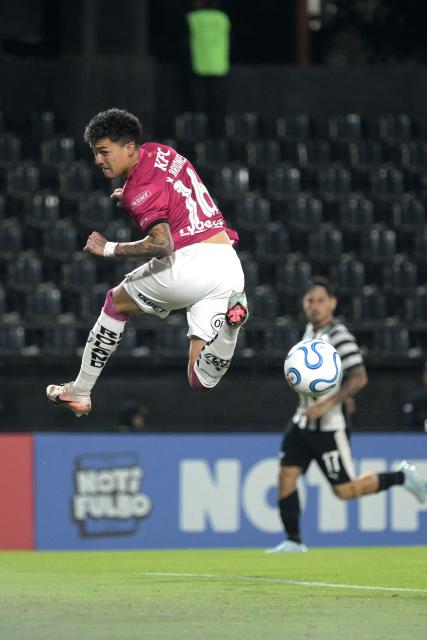 Independiente del Valle's midfielder #16 Ronald Briones jumps with the ball during the Copa Libertadores group stage football match between Paraguay's Libertad and Ecuador's Independiente del Valle at the La Huerta stadium in Asuncion on April 28, 2026. (Photo by DANIEL DUARTE / AFP)