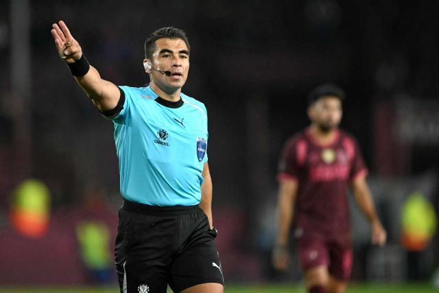 Chilean referee Jose Cabero gestures during the Copa Libertadores group stage football match between Argentina's Lanus and Ecuador's Liga de Quito at the Ciudad de Lanus stadium in Lanus, Buenos Aires province, Argentina on April 28, 2026. (Photo by Luis ROBAYO / AFP)