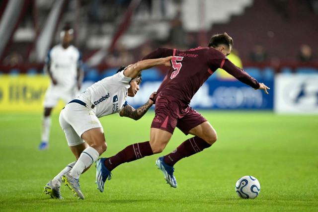 Liga de Quito's Peruvian midfielder #8 Jesus Pretell and Lanus' midfielder #05 Felipe Pena fight for the ball during the Copa Libertadores group stage football match between Argentina's Lanus and Ecuador's Liga de Quito at the Ciudad de Lanus stadium in Lanus, Buenos Aires province, Argentina on April 28, 2026. (Photo by Luis ROBAYO / AFP)