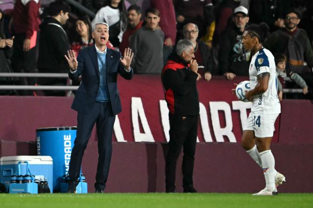 Liga de Quito's head coach Tiago Nunes shouts instructions to his players from the touchline during the Copa Libertadores group stage football match between Argentina's Lanus and Ecuador's Liga de Quito at the Ciudad de Lanus stadium in Lanus, Buenos Aires province, Argentina on April 28, 2026. (Photo by Luis ROBAYO / AFP)