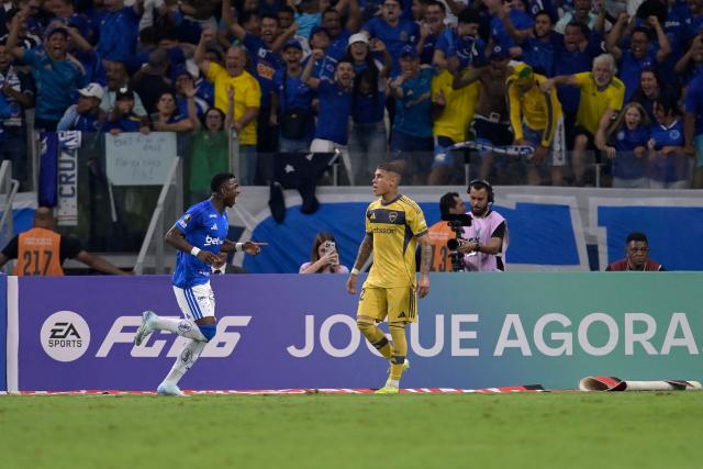 Cruzeiro's Colombian midfielder #22 Neyser Villareal (L) celebrates after scoring during the Copa Libertadores group stage football match between Brazil's Cruzeiro and Argentina's Boca Juniors at the Mineirao stadium in Belo Horizonte, state of Minas Gerais, Brazil on April 28, 2026. (Photo by DOUGLAS MAGNO / AFP)