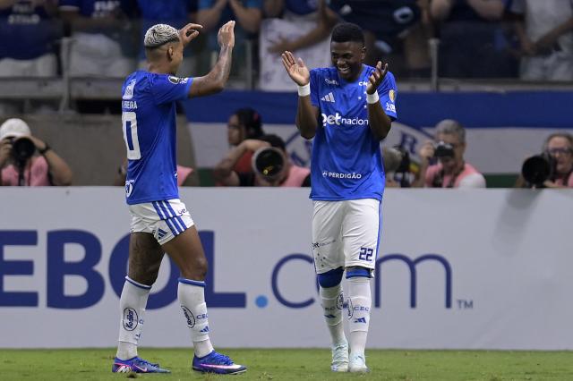 Cruzeiro's Colombian midfielder #22 Neyser Villareal (R) celebrates with teammate midfielder #10 Matheus Pereira after scoring during the Copa Libertadores group stage football match between Brazil's Cruzeiro and Argentina's Boca Juniors at the Mineirao stadium in Belo Horizonte, state of Minas Gerais, Brazil on April 28, 2026. (Photo by DOUGLAS MAGNO / AFP)