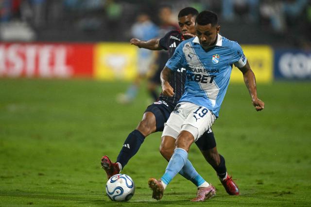 Sporting Cristal's midfielder #19 Yoshimar Yotun kicks the ball during the Copa Libertadores group stage football match between Peru's Sporting Cristal and Colombia's Junior at the Alejandro Villanueva stadium in Lima on April 28, 2026. (Photo by ERNESTO BENAVIDES / AFP)