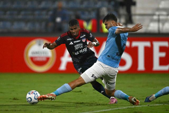 Junior's defender #26 Yeison Suarez (L) and Sporting Cristal's defender #05 Rafael Lutiger (R) fight for the ball during the Copa Libertadores group stage football match between Peru's Sporting Cristal and Colombia's Junior at the Alejandro Villanueva stadium in Lima on April 28, 2026. (Photo by ERNESTO BENAVIDES / AFP)