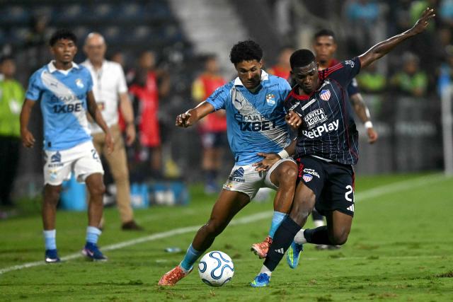 Sporting Cristal's Brazilian defender #90 Cristiano da Silva (L) and Junior's forward #21 Joel Canchimbo (R) fight for the ball during the Copa Libertadores group stage football match between Peru's Sporting Cristal and Colombia's Junior at the Alejandro Villanueva stadium in Lima on April 28, 2026. (Photo by ERNESTO BENAVIDES / AFP)