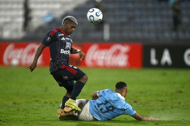 Junior's forward #18 Kevin Perez (L) and Sporting Cristal's midfielder #19 Yoshimar Yotun (R) fight for the ball during the Copa Libertadores group stage football match between Peru's Sporting Cristal and Colombia's Junior at the Alejandro Villanueva stadium in Lima on April 28, 2026. (Photo by ERNESTO BENAVIDES / AFP)