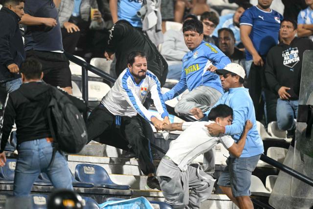 Fans of Sporting Cristal clash during the Copa Libertadores group stage football match between Peru's Sporting Cristal and Colombia's Junior at the Alejandro Villanueva stadium in Lima on April 28, 2026. (Photo by ERNESTO BENAVIDES / AFP)