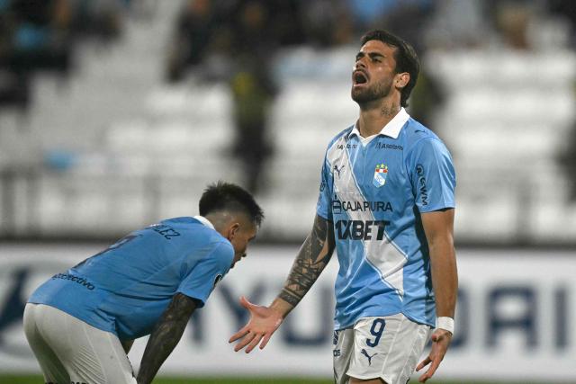 Sporting Cristal's Brazilian forward #09 Felipe Vizeu reacts during the Copa Libertadores group stage football match between Peru's Sporting Cristal and Colombia's Junior at the Alejandro Villanueva stadium in Lima on April 28, 2026. (Photo by ERNESTO BENAVIDES / AFP)
