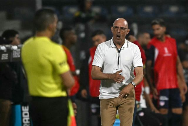 Junior's Uruguayan head coach Alfredo Arias gestures during the Copa Libertadores group stage football match between Peru's Sporting Cristal and Colombia's Junior at the Alejandro Villanueva stadium in Lima on April 28, 2026. (Photo by ERNESTO BENAVIDES / AFP)