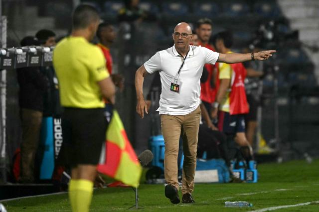 Junior's Uruguayan head coach Alfredo Arias gestures during the Copa Libertadores group stage football match between Peru's Sporting Cristal and Colombia's Junior at the Alejandro Villanueva stadium in Lima on April 28, 2026. (Photo by ERNESTO BENAVIDES / AFP)