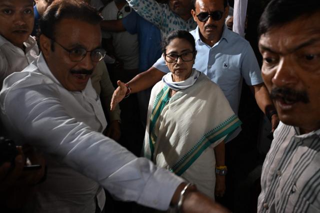 Chief Minister of West Bengal and Chairperson of All India Trinamool Congress, Mamata Banerjee (C) visits her constituency during the second and final phase of West Bengal Legislative Assembly elections in Kolkata on April 29, 2026. (Photo by Dibyangshu SARKAR / AFP)