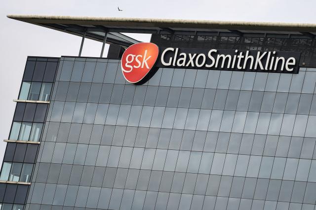 (FILES) This file photograph taken on February 2, 2022 shows the logo of the British multinational pharmaceutical company GlaxoSmithKline (GSK) on top of its headquarters in London. British pharmaceutical giant GSK on April 29, 2026 reported a rise in first quarter net profit driven by strong demand for speciality medicines targeting cancer, HIV and respiratory diseases. (Photo by JUSTIN TALLIS / AFP)
