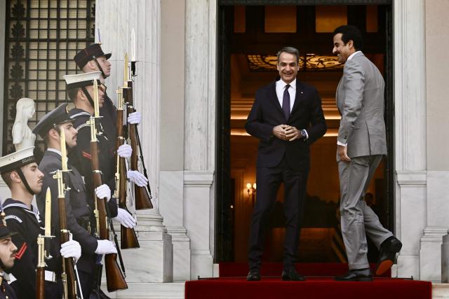 Greece's Prime Minister Kyriakos Mitsotakis (L) welcomes the Emir of Qatar Tamim bin Hamad Al Thani before their meeting in Athens on April 29, 2026. (Photo by Aris MESSINIS / AFP)