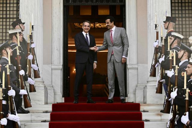Greece's Prime Minister Kyriakos Mitsotakis (L) welcomes the Emir of Qatar Tamim bin Hamad Al Thani before their meeting in Athens on April 29, 2026. (Photo by Aris MESSINIS / AFP)