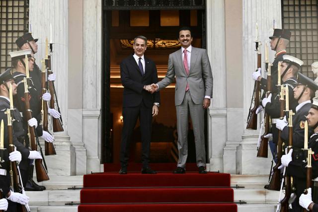 Greece's Prime Minister Kyriakos Mitsotakis (L) welcomes the Emir of Qatar Tamim bin Hamad Al Thani before their meeting in Athens on April 29, 2026. (Photo by Aris MESSINIS / AFP)