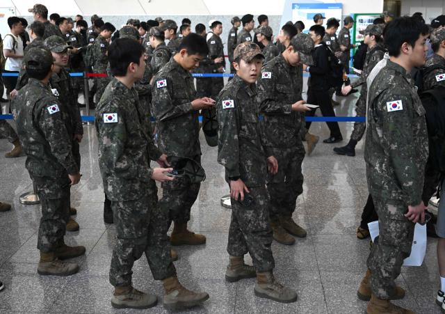 South Korean soldiers wait in line to attend the annual job fair for soldiers scheduled for discharge, hosted by the South Korean Defence Ministry, at KINTEX exhibition hall in Goyang on April 29, 2026. (Photo by Jung Yeon-je / AFP)