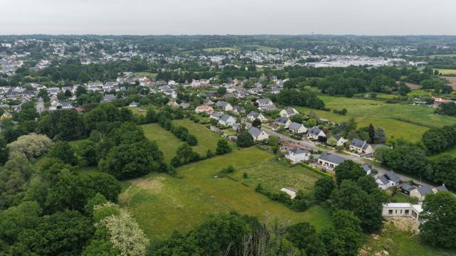 This aerial picture shows houses, including the house of missing 31-year-old mother Manon Relandeau, in Saint-Etienne-de-Montluc, western France, on April 29, 2026. The gendarmerie reported an “escalation” in the resources deployed to locate Manon Relandeau, a young mother from the Nantes area who may have been killed, following the arrest of her partner in Algeria. Since April 27, 2026, drones from the IRCGN (National Gendarmerie Criminal Research Institute) have been deployed, a gendarmerie Captain said at a press conference. (Photo by Damien MEYER / AFP)